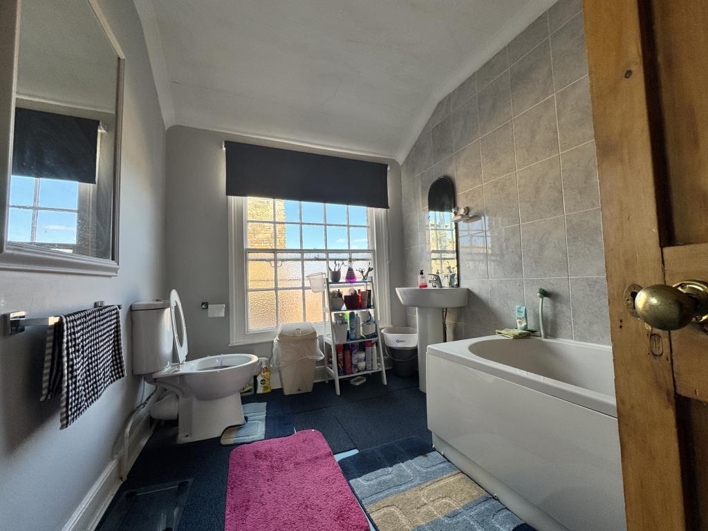 Lot: 76 - FREEHOLD MIXED USE INVESTMENT - Bathroom in maisonette